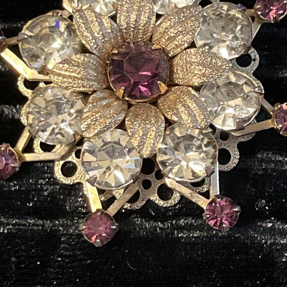 Stunning Vintage 3 Tier Gold Tone Purple & Clear Prong Set Rhinestone Brooch Pin - Picture 5 of 7